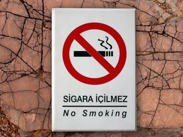 Sigara içilmez. Prohibido fumar.