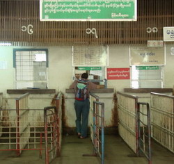 Estación de ferrocarril de Rangún. A observar los números de las ventanillas.