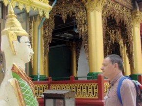Pagoda Shwedagon. El autor frente a su avatar.