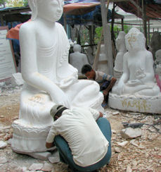 Esculpiendo  Budas. Los chicos.