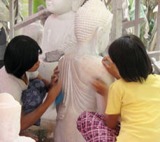 Esculpiendo a Buda. Ellas.