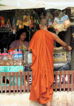 Monje de Mandalay  comprando betel.
