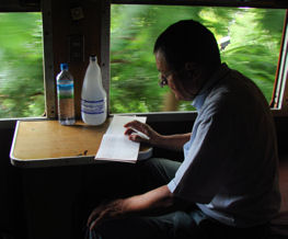 El autor escribiendo el diario del viaje.