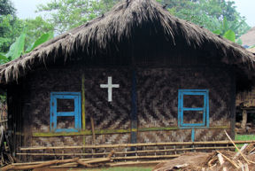 Cristianos de Kachin dando testimonio de su fe. Cristianos de Kachin dando testimonio de su fe.