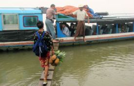 Subiendo a la barca en Myitkyina.