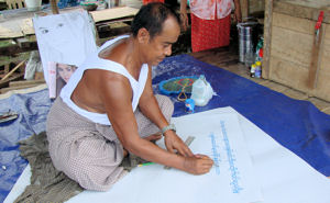 Calígrafo y rotulista en mercado de Sinbo.