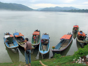 Embarcadero de Sinbo en río Ayeyarwady.