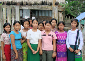Jovencitas de Sinbo en una residencia de estudiantes.