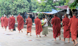 Monjes en Katha pidiendo.