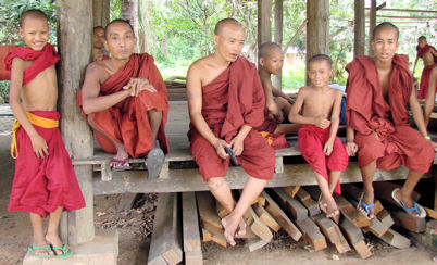 Monjes en el monasterio de la colina.