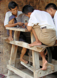 Mandalay. Mercado de jade. Pulidores.