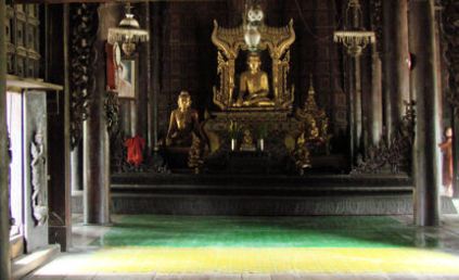 Shwe In Bin Kyaung. Obsérvese el monje limpiador en el extremo izquierdo.