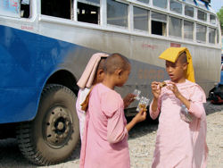 Mandalay. Estación de autobuses. Jóvenes novicias.