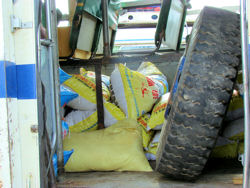 Bajo los asientos del autobús en Mandalay.