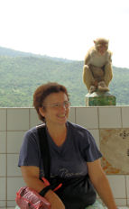 Maria Jesús y el macaco en el Monte Popa