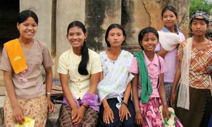 Jóvenes turistas birmanas en Old Bagan.