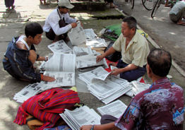 Montadores de periódicos en Rangún.