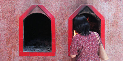 Quemando malos pensamientos (?) en un templo chino de Rangún.
