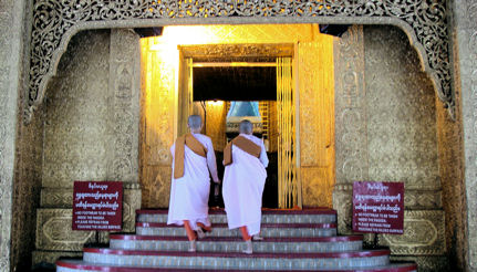 Monjas entrando en el zedi de Botataung. Monjas entrando en el zedi de Botataung.