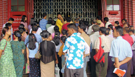Rangunesas y ranguneses esperando ansiosos la apertura de la oficina de correos. Rangunesas y ranguneses esperando ansiosos la apertura de la oficina de correos.