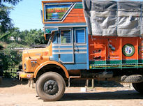 Camiones esperando la formación del convoy. Camiones esperando la formación del convoy.