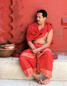 Brahmán de Tripura Sundari esperando que se hagan las 9:30.