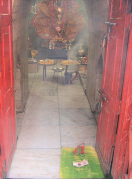 Guía de instrucciones sobre donde depositar el óbolo.