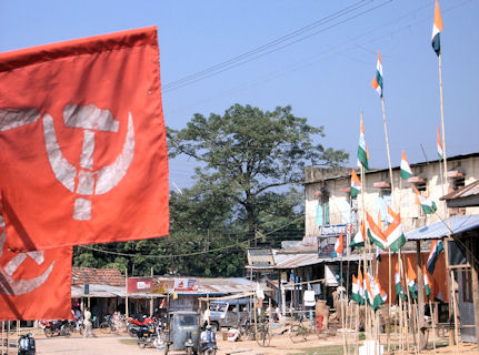 Banderas de elecciones en Matabari.