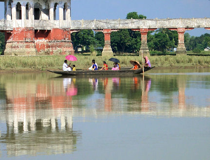 Familia de visita a Neermahal