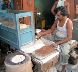 Haciendo chapatis.