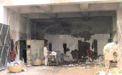 Lugar donde se deposita la basura antes de llevarla al vertedero. Lugar donde se deposita la basura antes de llevarla al vertedero.